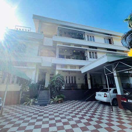 The Choudhury Manor Homestay Гувахати Экстерьер фото