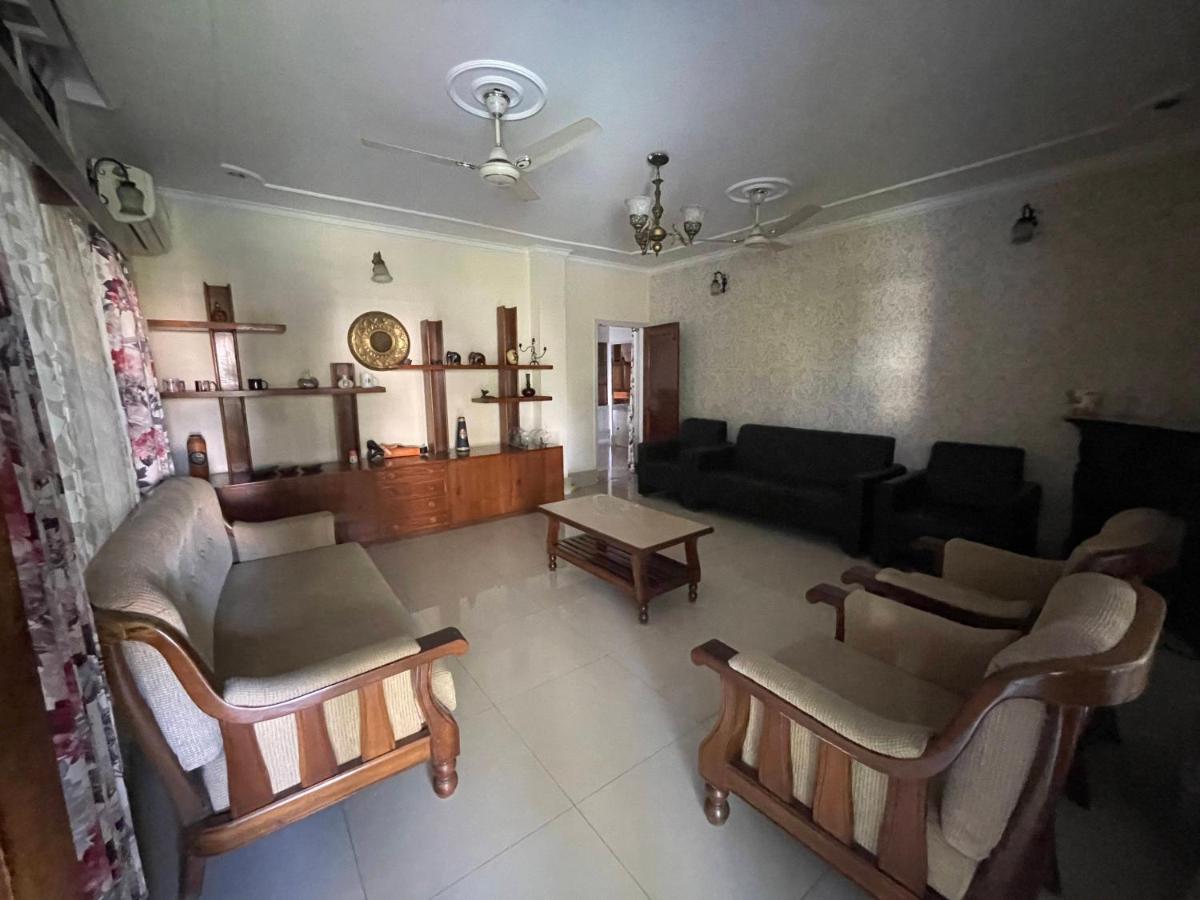 The Choudhury Manor Homestay Гувахати Экстерьер фото