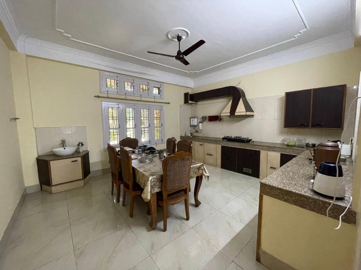 The Choudhury Manor Homestay Гувахати Экстерьер фото