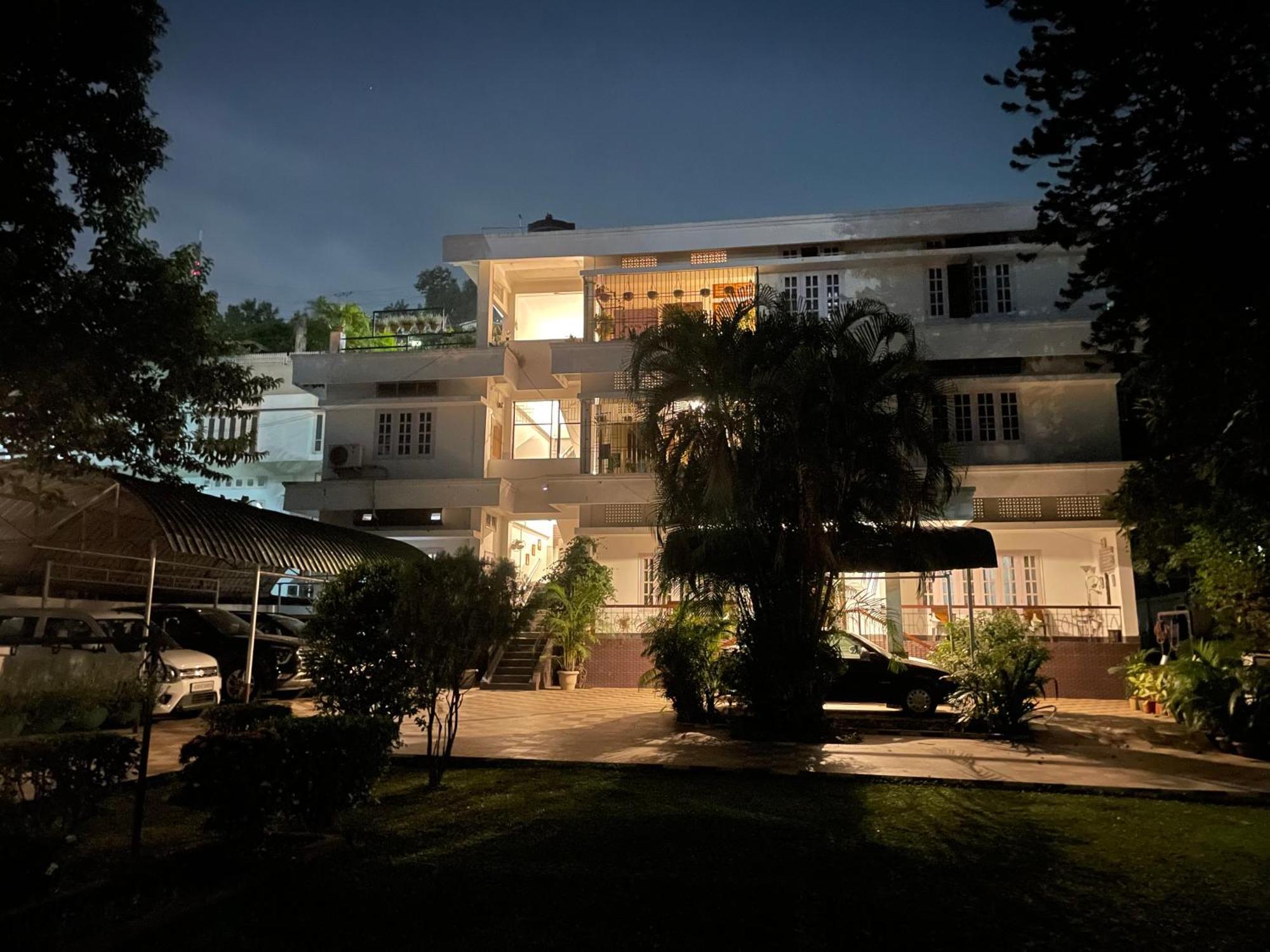 The Choudhury Manor Homestay Гувахати Экстерьер фото
